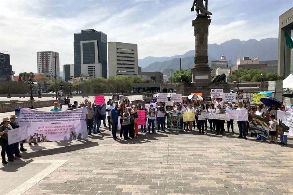 Un grupo de personas protesta en el Palacio de Gobierno, en contra de un decreto propuesto por Samuel García que prohíbe la venta de perros.
