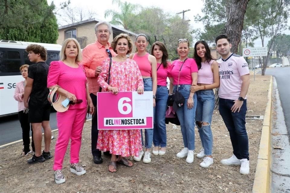 Hilda Gutiérrez, Ernesto Arreola, María Elena Arreola, Alexa Villarreal, Sandra Villarreal, Ana Villarreal, Ana Sofía Villarreal y Andrés Caballero