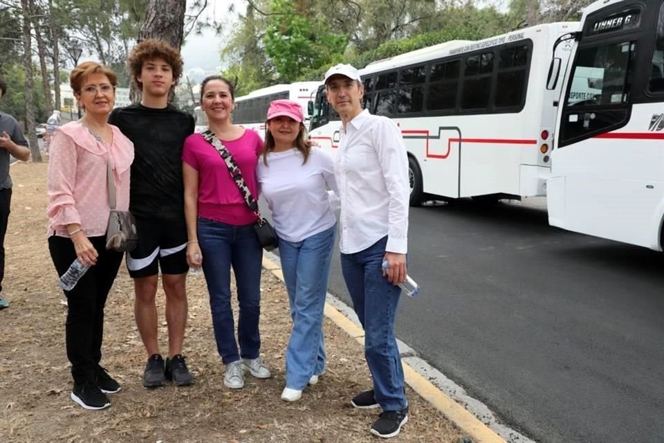 Coqui de Díaz, Juan Carlos Garza T, Verónica Díaz, Claudia Garza y Eduardo Barreda