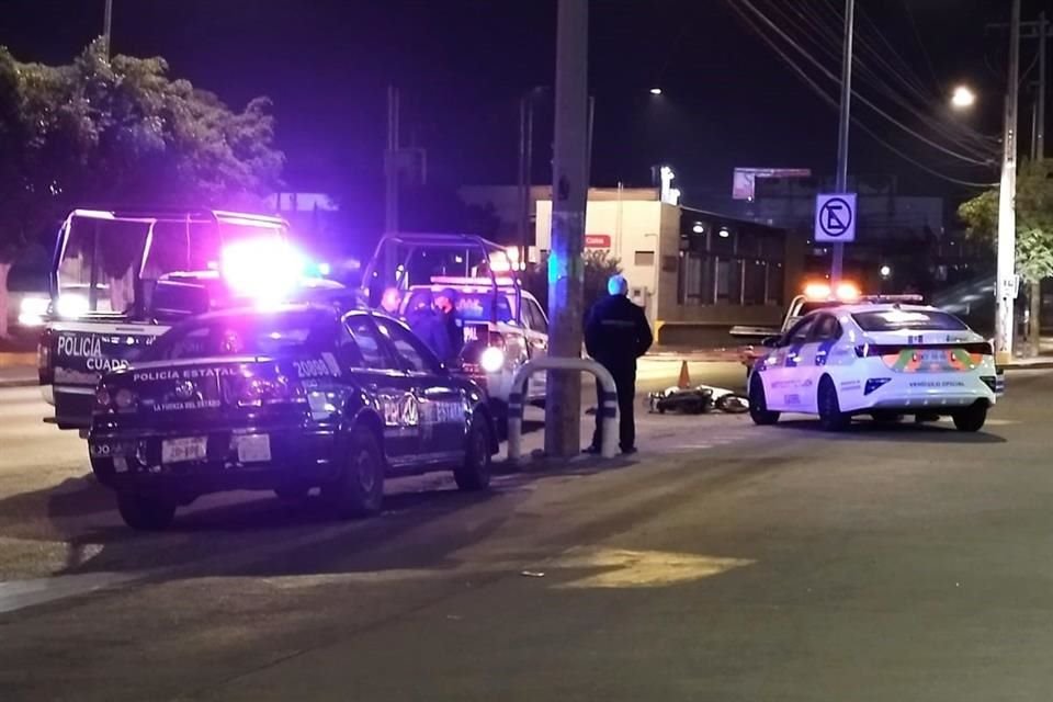 Según reportes de las autoridades, antes de llegar al Mexibús San Carlos de la Línea 2, el motociclista perdió el control y se salió de la vialidad.