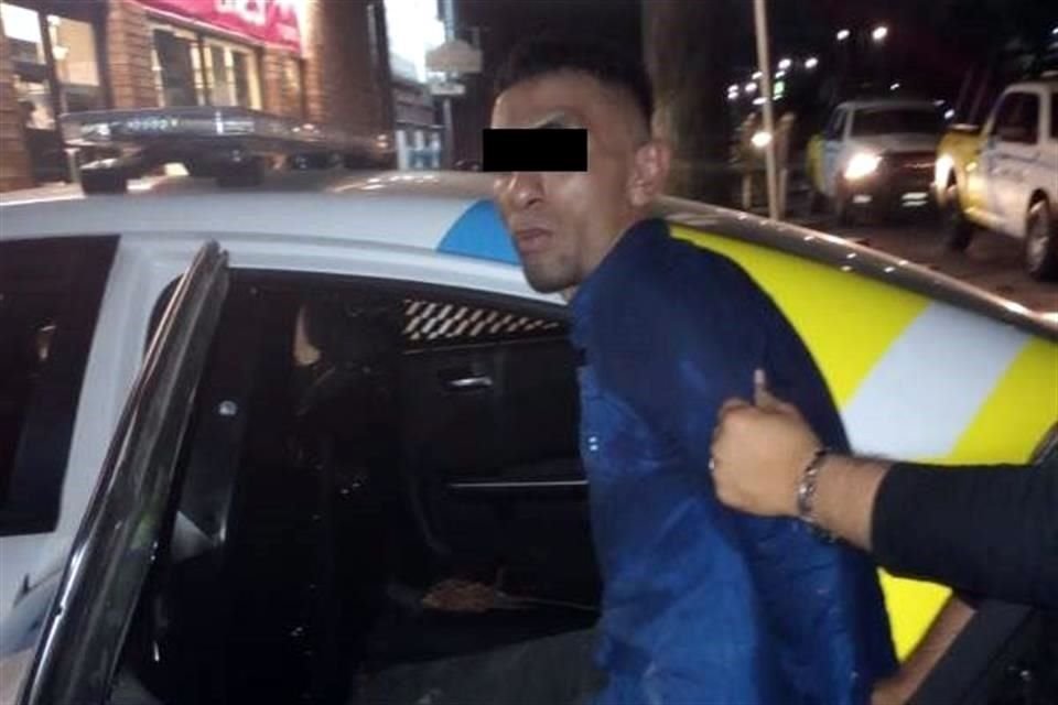 Un hombre es capturado por la Policía de Monterrey tras presuntamente amagar al empleado de una tienda 7-Eleven y robar mil 44 pesos.