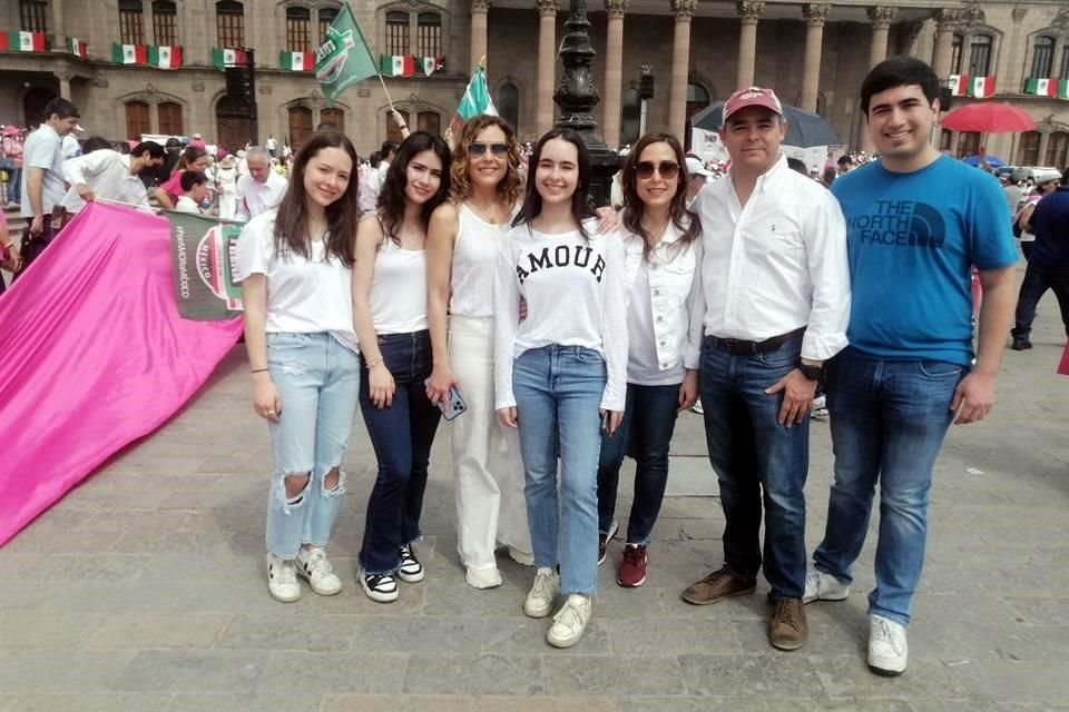 Ana Sofia Yesaki, Paola Yesaki, Claudia de Yesaki, Gabriela Hinojosa, Claudia de Hinojosa, Alfredo Paez y Jaime Yesaki