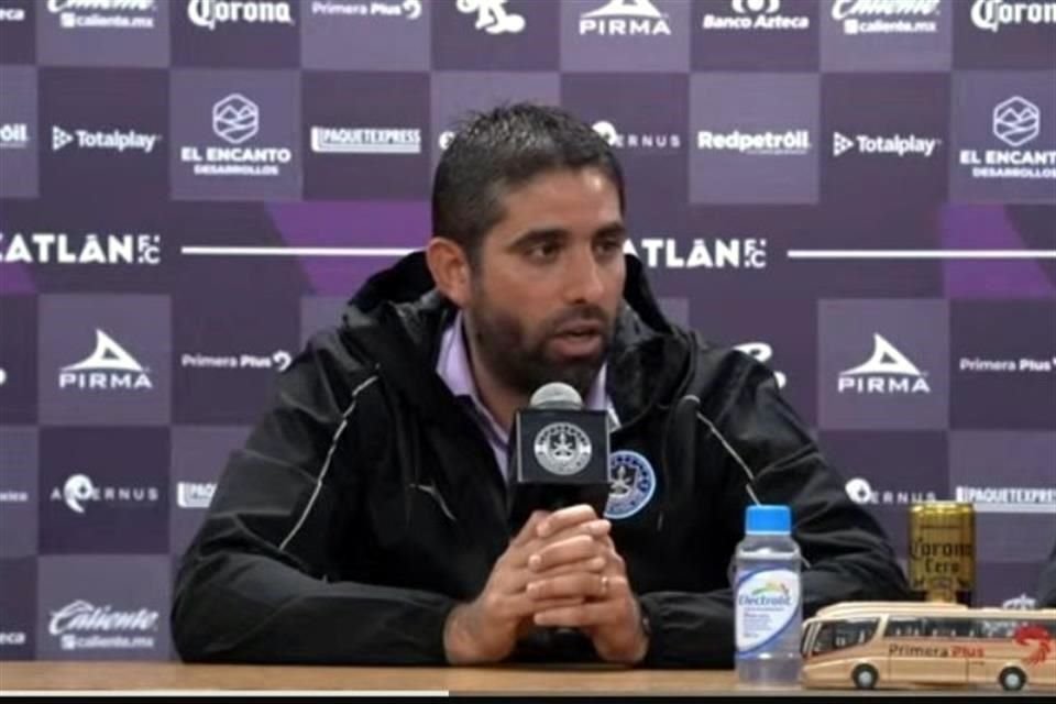Carlos Vela en su presentación como nuevo director deportivo del Mazatlán.