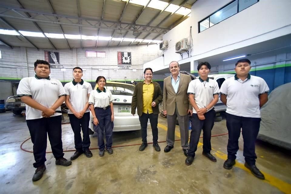 Alumnos participantes en el programa acompañados por el Lic. Eduardo Villagómez Ortiz, de EVH y el Dr. Antonio Dieck, director general de CONALEP NL.