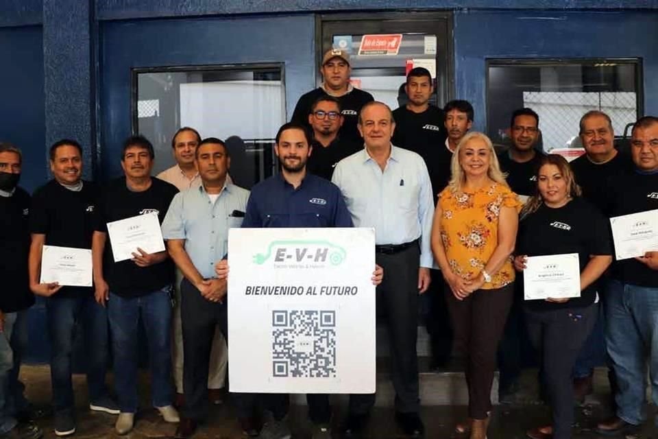 Profesores que participaron en el primer curso de conversión con directivos de CONALEP NL y de EVH Conversiones.