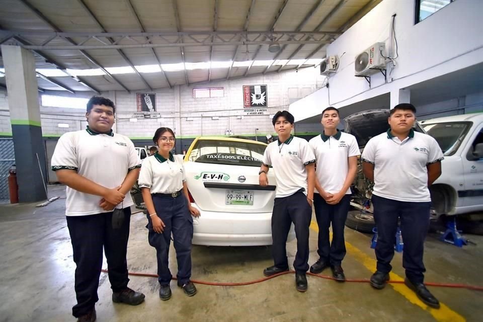 Alumnos de la carrera de Mantenimiento Automotriz colaboraron en la transformación del primer vehículo.