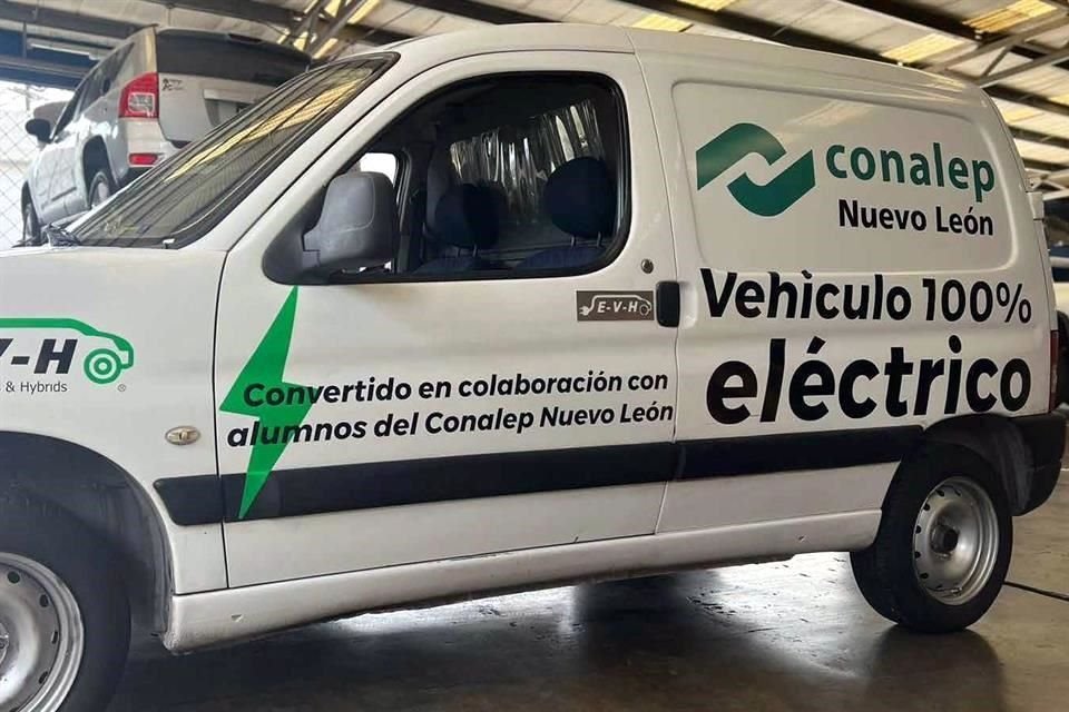 El primer vehículo convertido a eléctrico con la colaboración de alumnos del CONALEP NL.