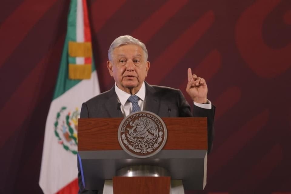 El Presidente en conferencia de prensa.