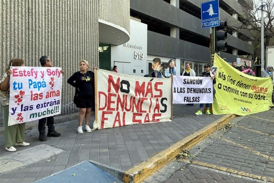 Los integrantes del colectivo 'No más hijos rehenes' protestaron ayer afuera de los Juzgados en materia Familiar.