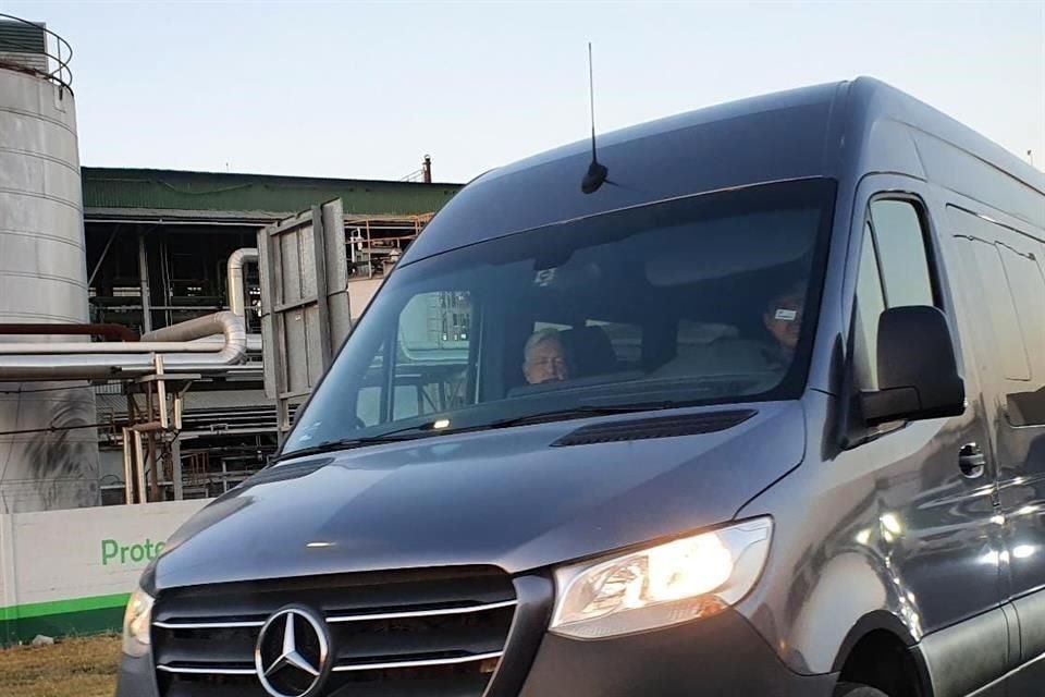 El Presidente Andrés Manuel López Obrador llega al Aeropuerto Internacional de Monterrey en el arranque de su jornada de dos días en NL.