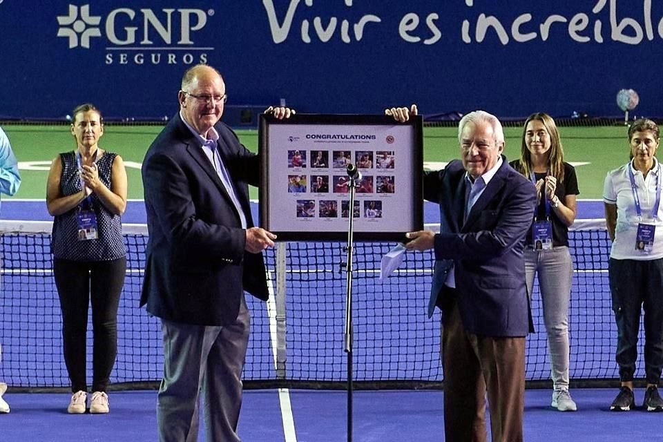 Steve Simon (izq.), CEO de la WTA, celebró con Hernán Garza, director del torneo, los 15 años del Abierto GNP Seguros.