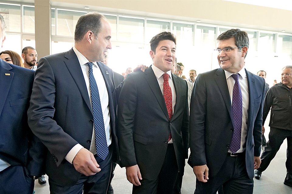 Rodrigo Fernández Martínez, presidente saliente; Samuel García y Máximo Vedoya, presidente entrante.