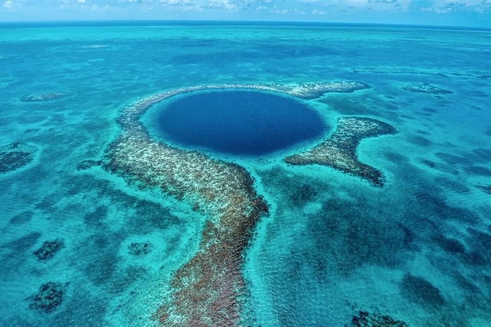 En este destino, tanto en tierra como en mar, hay motivos para armar una travesía colmada de actividades y sublime belleza.  Great Blue Hole.