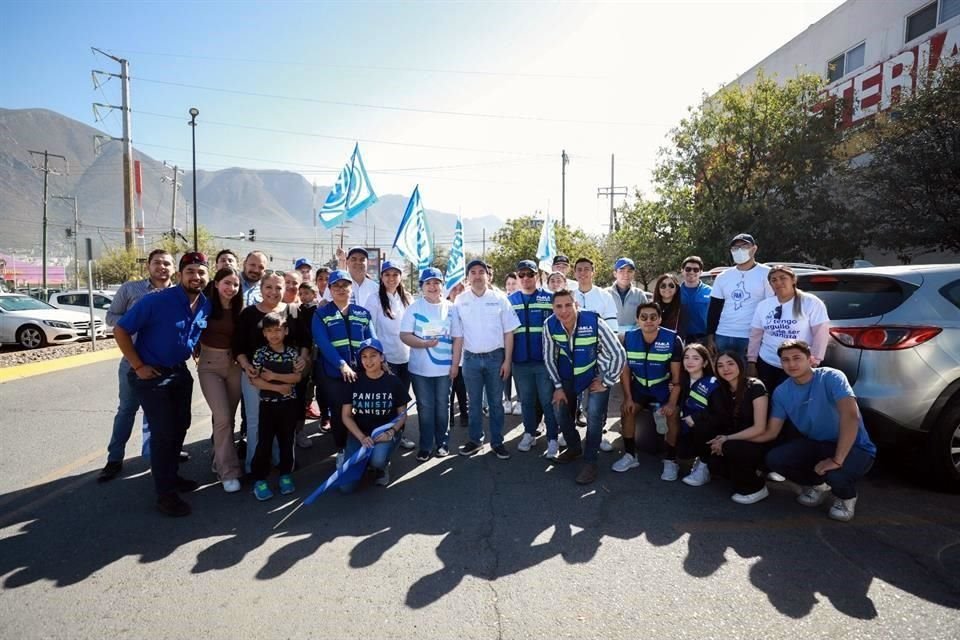 Hernán Salinas, dirigente estatal del PAN, encabeza apoyo a ciudadanos del sur de Monterrey que rechazan línea 5 del Metro elevada.