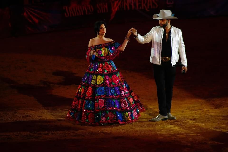 Los hijos de Pepe Aguilar deleitaron al público de la Plaza de Toros con sus interpretaciones.