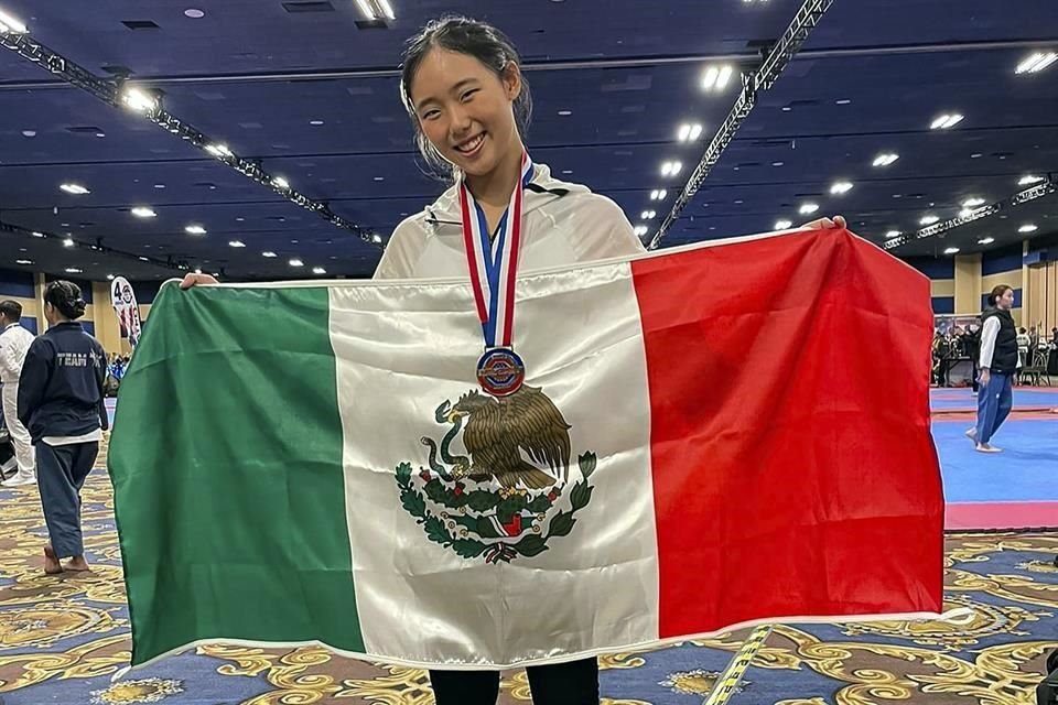 Cecilia Lee porta la bandera de México en Estados Unidos.