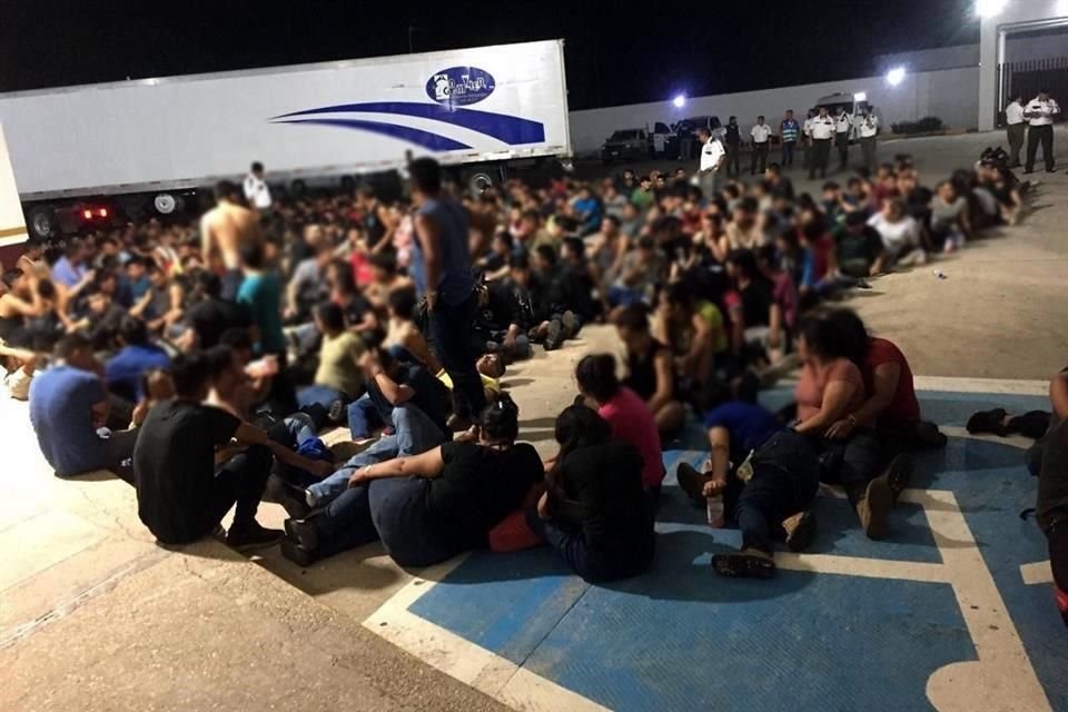 Instituto Nacional de Migración localizó a 343 migrantes, la mayoría de Guatemala, en una caja de tráiler abandonado en una vía en Veracruz.