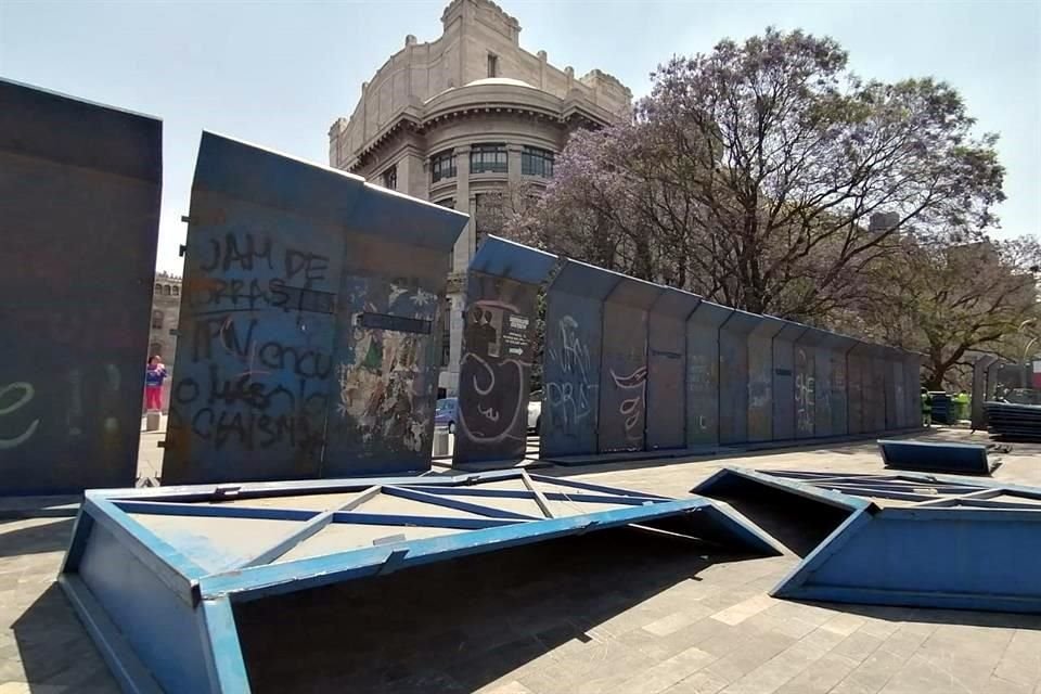 Vallas comienzan a ser colocadas en edificios del Centro Histórico previo a marcha del 8M.