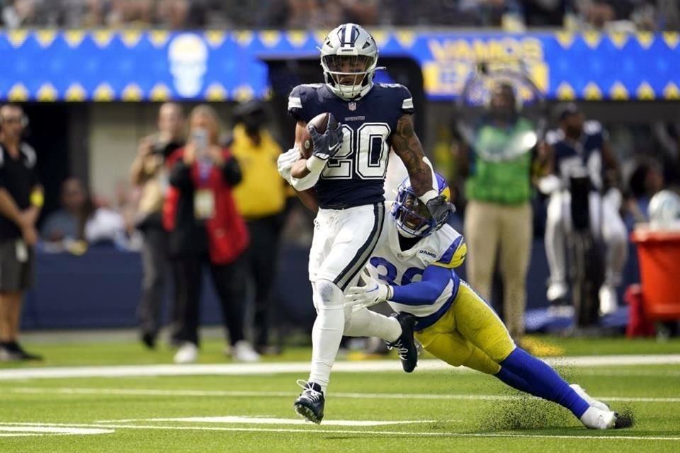 Tony Pollard durante el partido de Cowboys frente a Rams en octubre del año pasado.