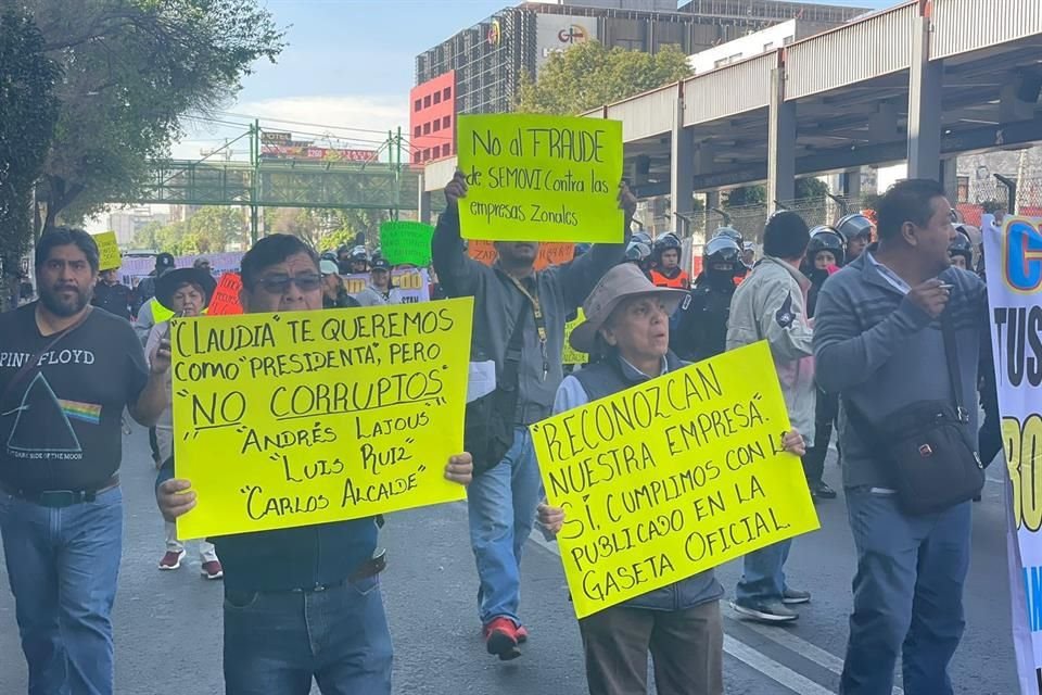 Aproximadamente a las 09:00 horas, los manifestantes se empezaron a concentrar sobre Calzada de Tlalpan, afuera de la estación San Antonio Abad de la Línea 2 del Metro.