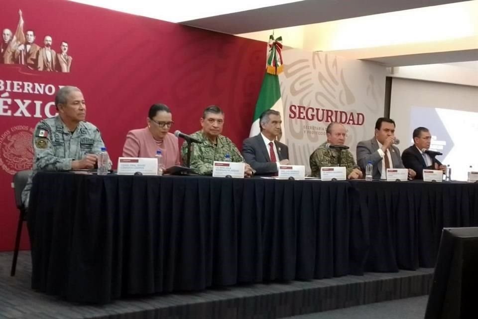 El Gobernador de Tamaulipas y miembros del Gabinete de Seguridad en conferencia.