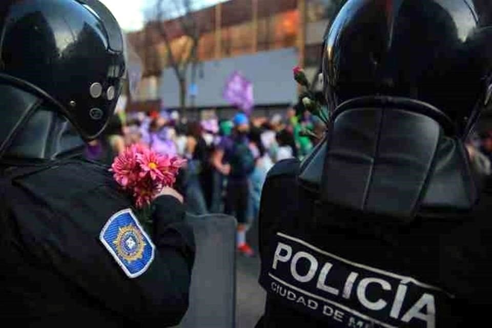 'Todas ellas cuentan con el equipo de protección personal adecuado, que consta de casco, escudo, uniforme completo y un extintor, para brindar acompañamiento a las colectivas', señaló la CDMX.