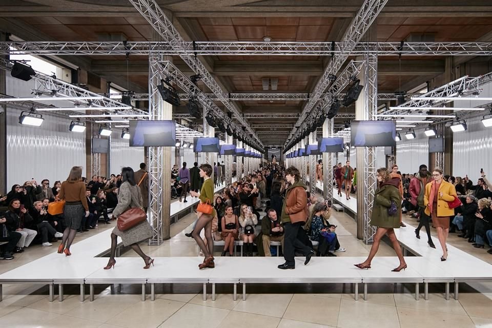 Miu Miu presentó su colección para mujer Otoño-Invierno 2023 en la Semana de la Moda en París, la cual distingue las capas de ropa.