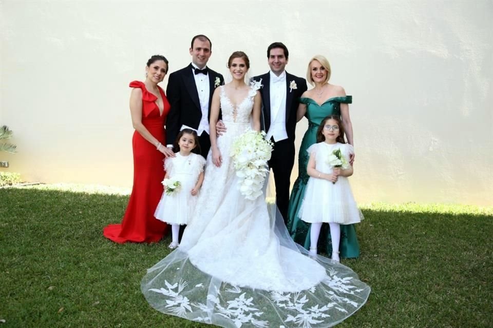 Sandra Luz Castaños de Mallo, John Manllo Dieck, Paola González Sánchez, Steven Manllo Dieck, María Eugenia Dieck de Manllo, Emma Regina Manllo Castaños y Sandra Emilia Manllo Castaños