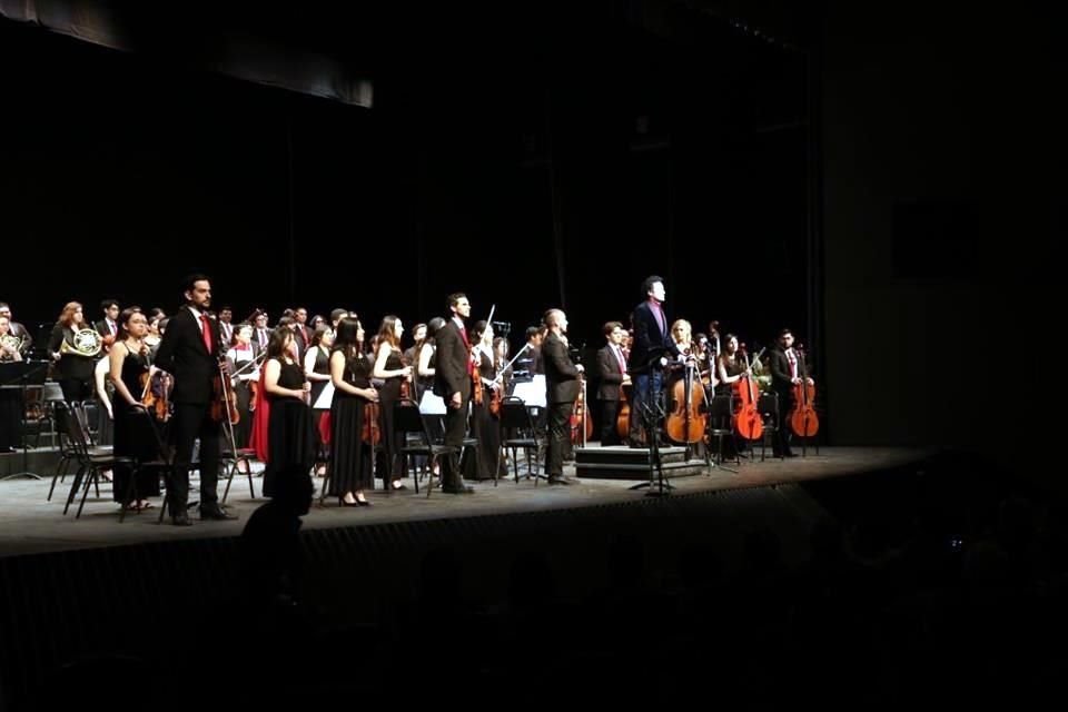 Elina Garanca, originaria de Letonia, estuvo acompañada por la orquesta La Súper.