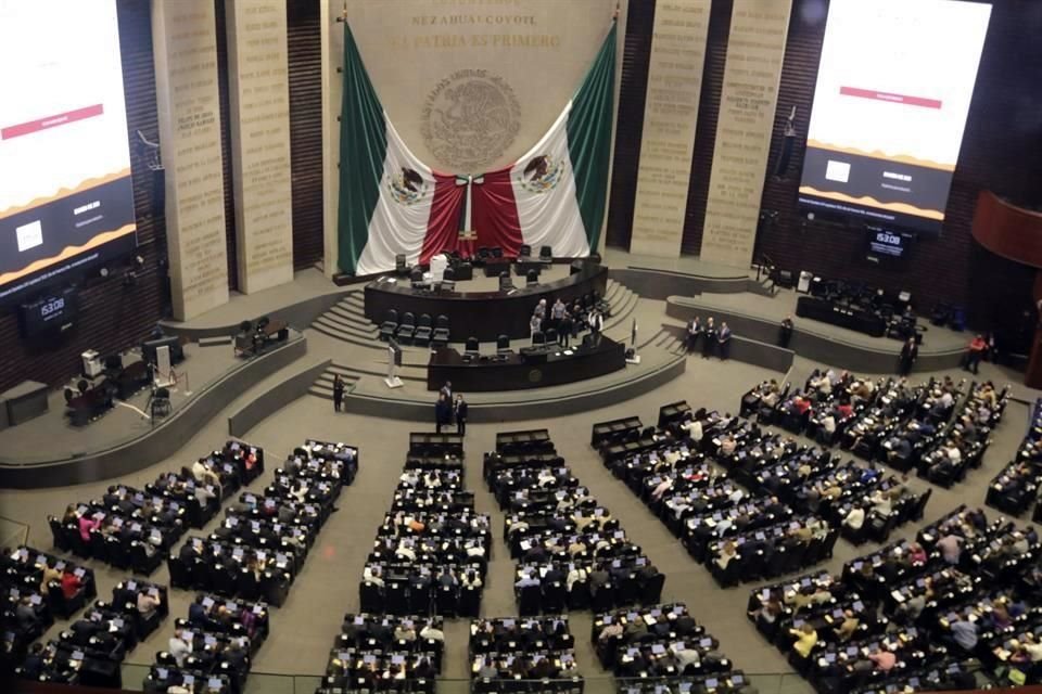 El pleno de San Lázaro se convirtió en salón para la aplicación de exámenes para los aspirantes del INE.