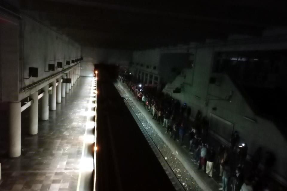 Usuarios del Metro reportaron un apagón y retrasos en la circulación de trenes en la estación Pantitlán de la línea A.