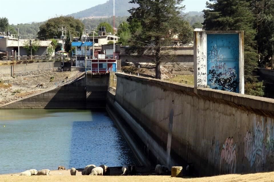 Ayer el Gobierno capitalino estimó como lejana la recuperación del almacenamiento en las presas del Sistema Cutzamala.