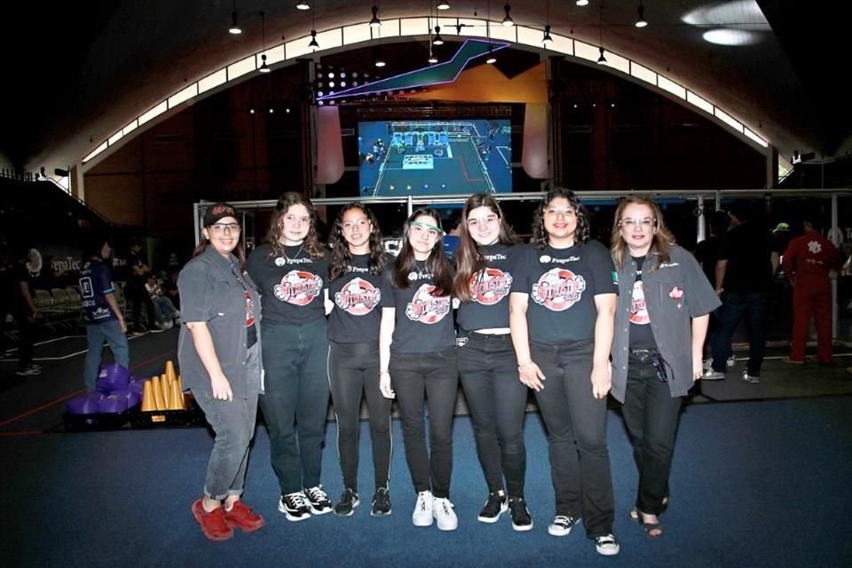 Apasionadas por el mundo STEM, alumnas de Prepa Tec Eugenio Garza Sada participaron en competencia en la que decidieron construir un robot.