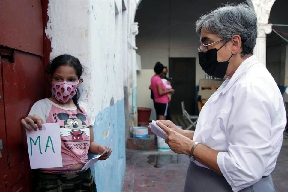 Integrantes la comunidad Sagrada Familia dan clases a niñas migrantes y apoyan a mujeres foráneas en su paso por Nuevo León.
