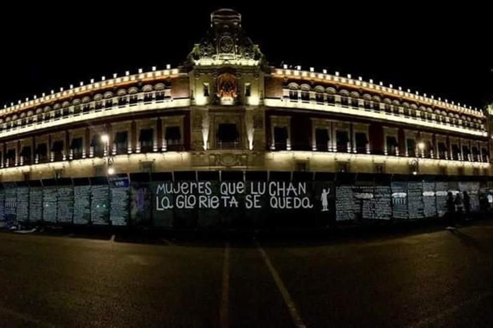 La tarea terminó a las 2:30 horas de este miércoles con el nombre de La Glorieta de Las Mujeres que Luchan al centro.