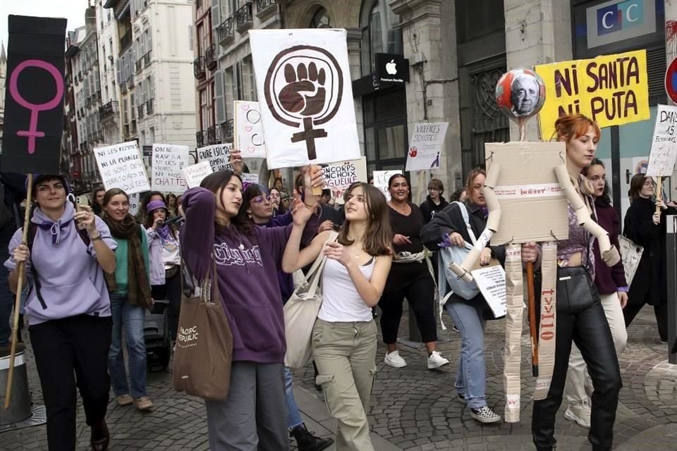 Las activistas feministas de Francia ven la reforma de pensiones como injusta para las mujeres, especialmente porque dicen que profundizaría aún más las desigualdades de género.