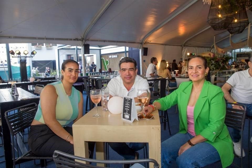 Natalia Flores, Gerardo Flores, Norma del Rio