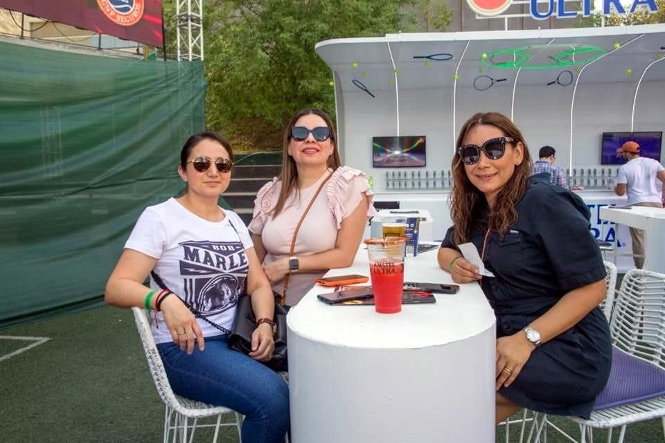 Brenda Santos, Sandra Jaquez, Cintya Perez