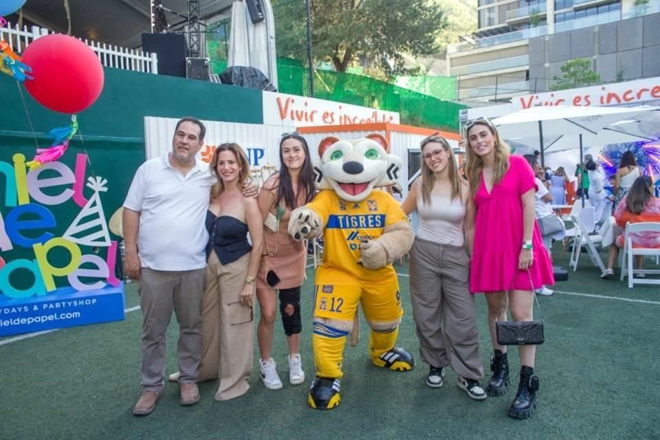 Javier Perez, Ana Elisa de Perez, Jimena Perez, Fernanda Perez, Ana Elisa Perez