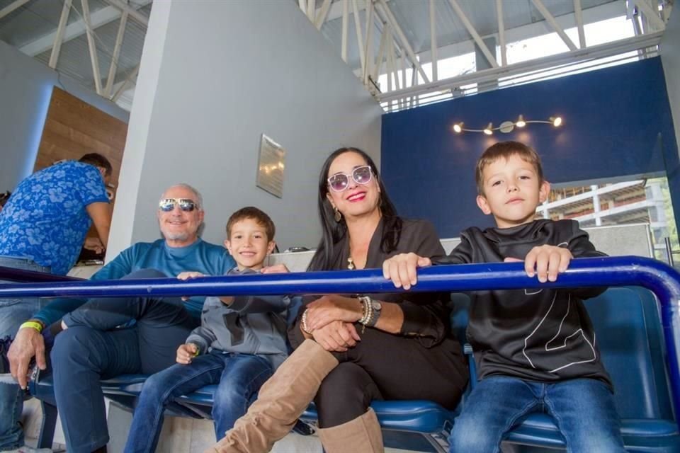 Guillermo Salinas, Andre Salinas, Mireya M de Salinas, Sebastian Perez Salinas