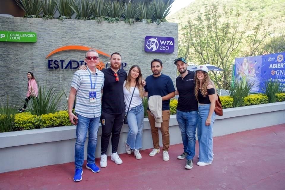 Ignacio Cagigas, Mauricio Cagigas, Mariana Llaguno, Pablo Gonzalez, David Diaz, Raquel Diaz