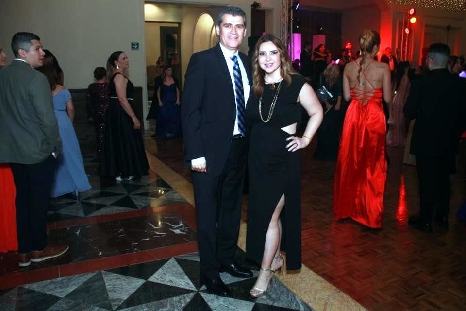 Mauricio Sáenz García y  Mayra Cortés de Sáenz