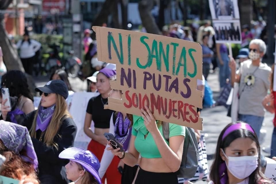 Con pancartas, lonas, cartulinas, pañuelos y banderas, colectivas se organizan y han comenzado a avanzar hacia el primer cuadro del Centro Histórico como parte del 8M.