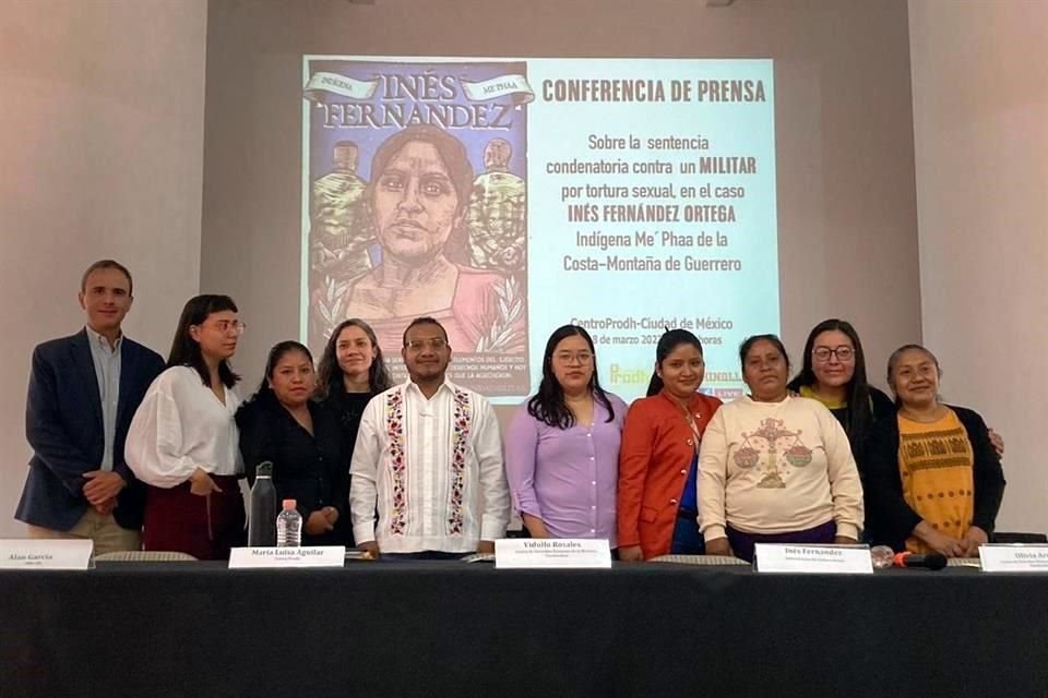 En conferencia, se hizo un reconocimiento a Inés por su lucha para que se hiciera justicia en su caso.