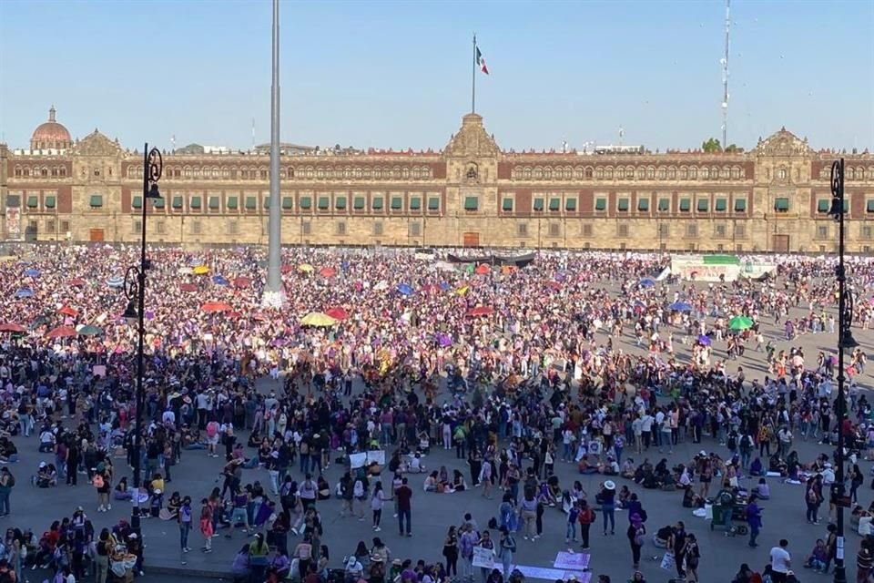 Cientos de mujeres comenzaron a llegar al Zócalo de la CDMX, en donde exigen justicia y fin a la violencia, en el Día Internacional de la Mujer.