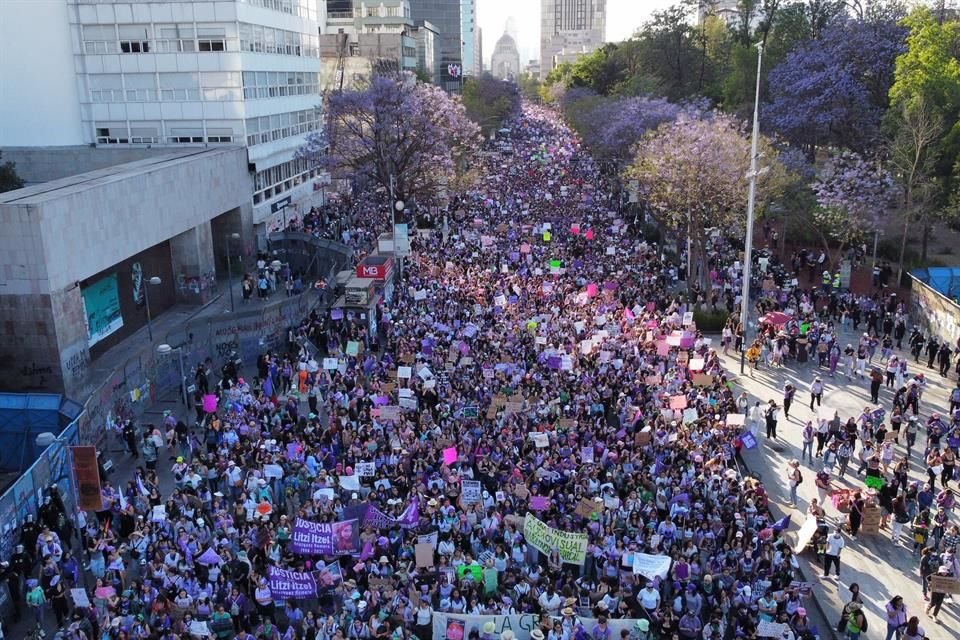 Cientos de mujeres protestan este 8 de marzo por el Día Internacional de la Mujer, en CDMX.