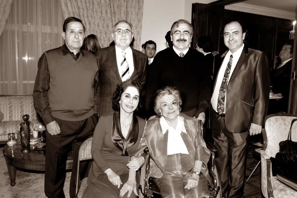 Santiago, Eugenio, Benjamín y Teté Clariond Reyes Retana con su mamá, Ninfa Reyes Retana de Clariond. Faltó su otra hermana, María Clariond de De la Garza, quien no aparece en esta foto.