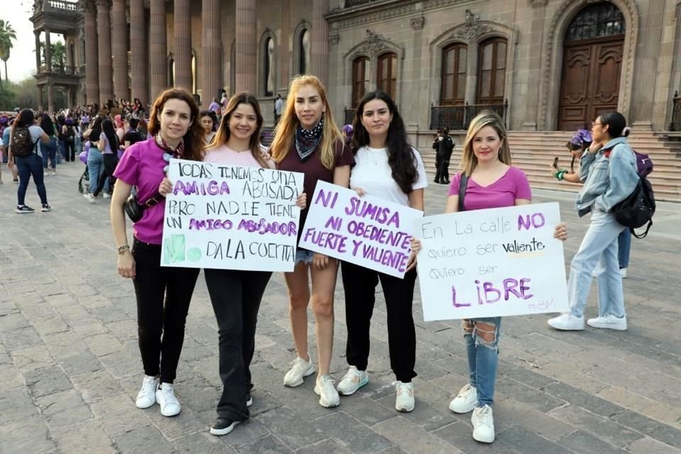 Alejandra Torcida, Gabriela Peña, Griselda Palomino, Andrea Vélez y Lissy Peña