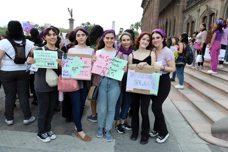 Adriana Zárate, Leslie Casillas, Valeria Padilla, Ana Cecilia Lee, Karen Vera y Carolina Moguel