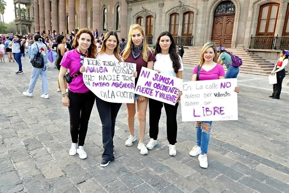 Alejandra Torcida, Gabriela Peña, Griselda Palomino, Andrea Vélez y Lissy Peña